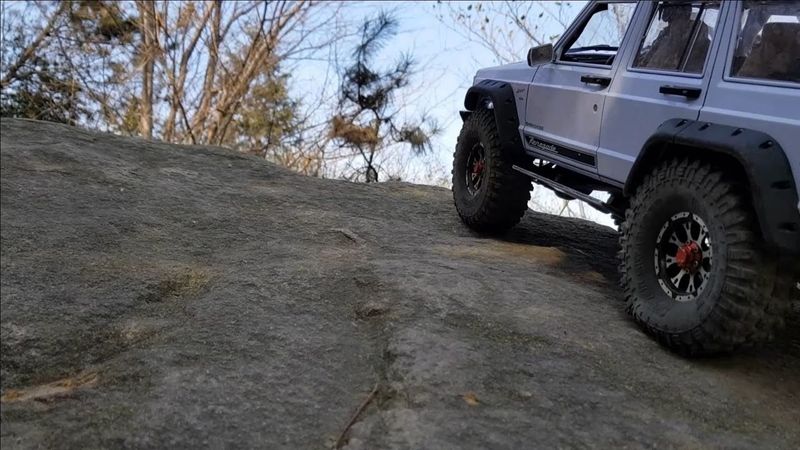 RC Axial SCX10 II 2000 Jeep Cherokee Rock Crawling 2