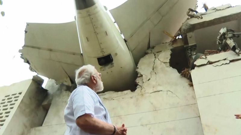 Самая страшная аиакатастрофа десятилетия: в Индии ищут жертв крушения Боинга