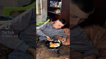 ВАЛЕРА ЕШЬ ЯЙЦА