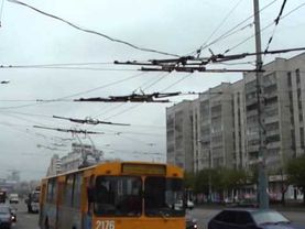 Как у троллейбуса слетает шатнга