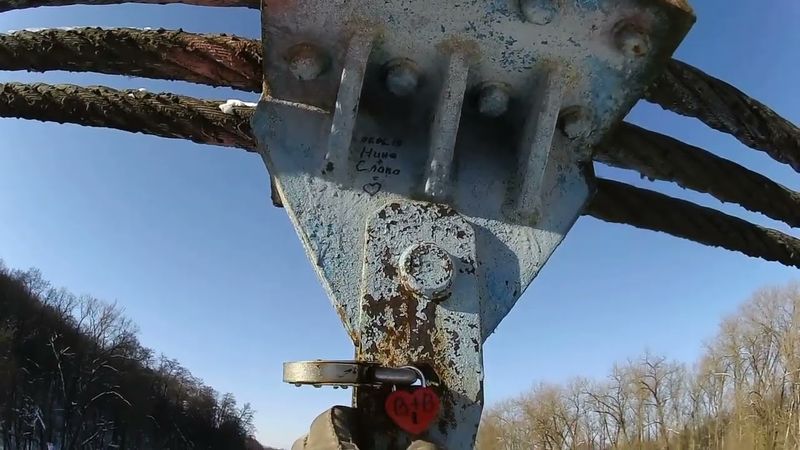 Попытка разжечь костёр в лесу