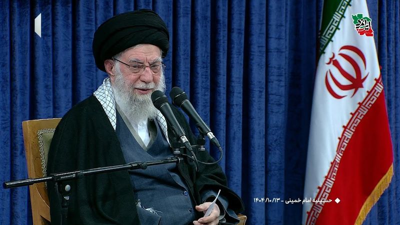 رهبر انقلاب: ما در مقابل دشمن کوتاه نمی‌آییم - شنبه 13 دی 1404