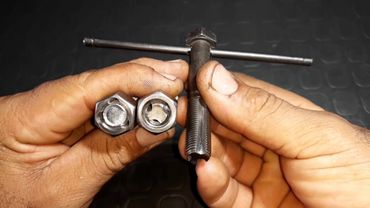 Como Fazer Macho de Rosca Pra Refazer Rosca do Óleo 
ferramenta caseira.
amazing home inventions