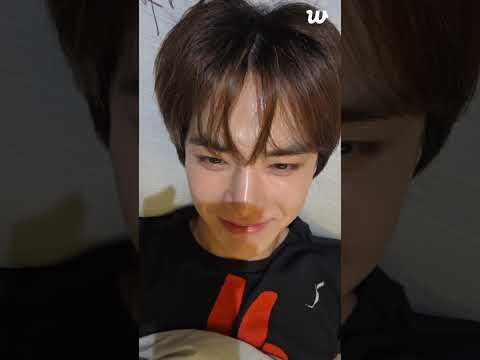 The Boyz Younghoon popping in with smiles 😄