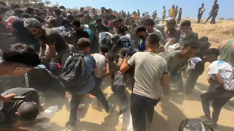 Gunfire amid chaotic scenes as Gazans scramble for desperately-needed aid in Al-Zawayda | AFP