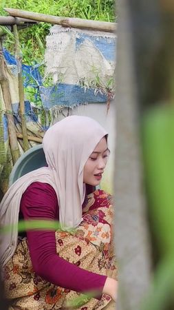 ada yang intip aku besty