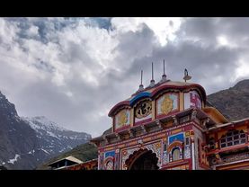 बद्रीनाथ मंदिर, इसे व्यापक रूप से सबसे पवित्र हिंदू मंदिरों में से एक माना जाता है , उत्तराखंड