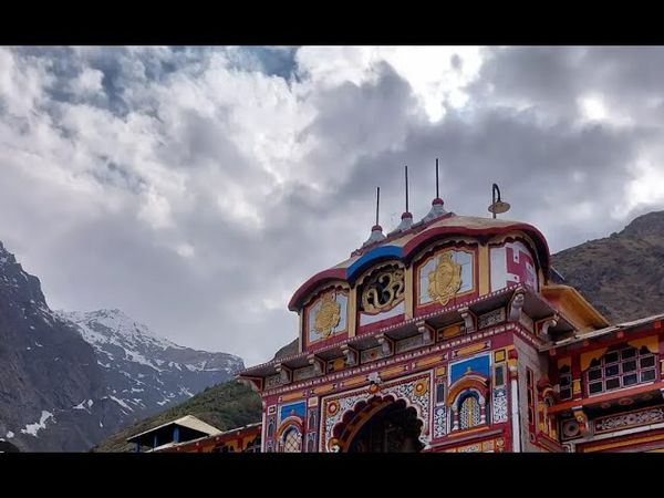 बद्रीनाथ मंदिर, इसे व्यापक रूप से सबसे पवित्र हिंदू मंदिरों में से एक माना जाता है , उत्तराखंड