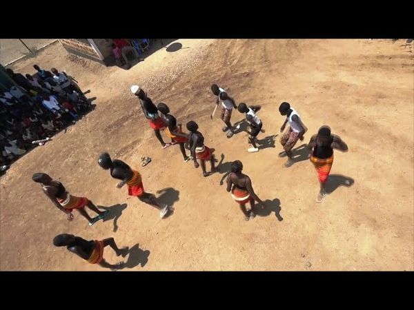 В Кении юные беженцы танцами компенсируют нехватку еды