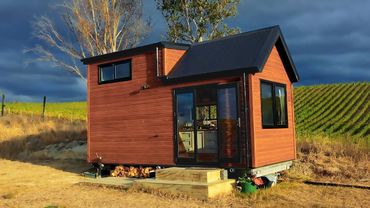 Маленький дом засмеяли все соседи, но когда зашли внутрь у всех волосы стали дыбом