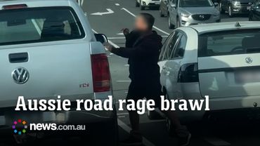 Brawling Aussie blokes halt traffic