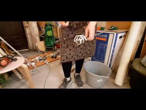 Чищу грязный венчик. Качу ведро со смесью. Опять много болтовни.
