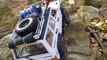 RC Axial SCX10 II 2000 Jeep Cherokee Rock Crawling