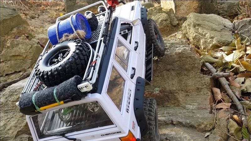 RC Axial SCX10 II 2000 Jeep Cherokee Rock Crawling
