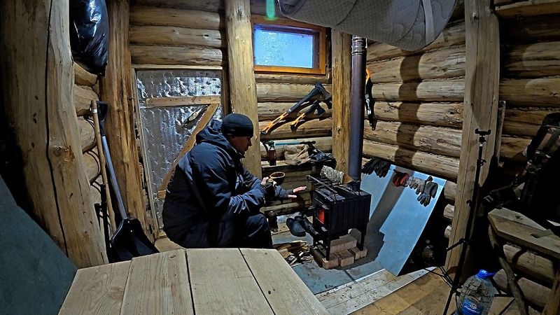 ОДИН В ЛЕСУ В ЛЮТЫЙ МОРОЗ | РАССТАВИЛ ЛОВУШКИ ОТ НЕ ЗВАННЫХ ГОСТЕЙ