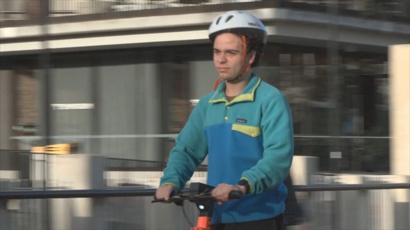 В Канберре только один из трёх самокатчиков надевает шлем