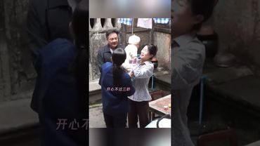 Dilireba switches to coaxing mode on the set #利剑玫瑰 #SwordRose #Dilireba #Kim Scar