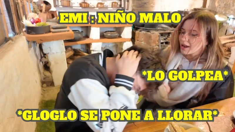 EMI GOLPEA A GLOGLO CON SU BUFANDA POR PORTARSE MAL