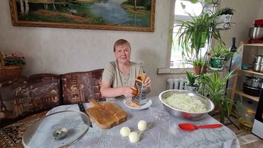 Тушёная капуста и картофельное пюре.