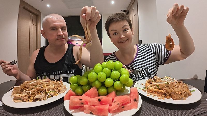 Мукбанг Вован в ШОКЕ, пойдём ОБОЖРЁМСЯ) Перекусили Пад Тай от мистера Бум! ЛЁГКИЙ Ужин в Таиланде