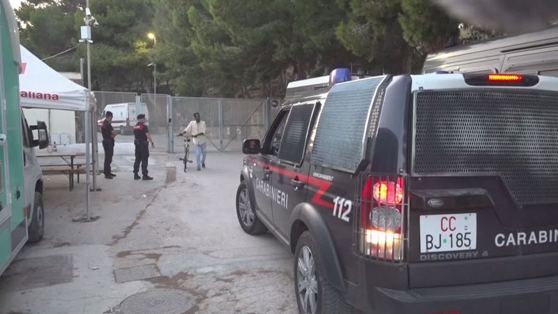 Не менее 26 мигрантов погибли в море у итальянского острова Лампедуза