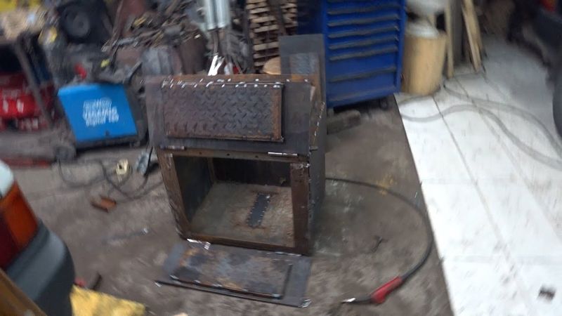 Делаем зольник для нового котла из г0вна и палок...