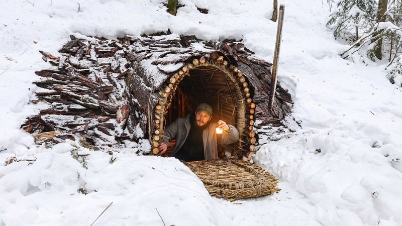 Building a Warm and Cozy Dugout for Survival. Log Shelter, Secret cave in the hill. Winter Bushcraft