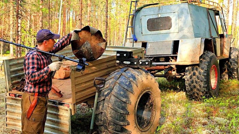 "ТРАКИ ПОШЛИ ПАЧКАМИ"  НАШЕЛ ЗЕМЛЯНКИ! 40х Годов. ВСТРЕЧА С МЕДВЕДЕМ.  ЗАБРОШЕННЫЙ ПОСЕЛОК В ТАЙГЕ.