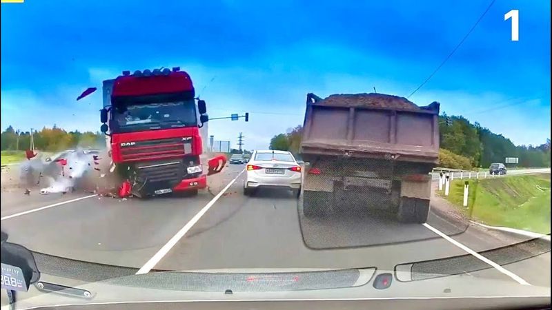 Аварии И ДТП на Дороге - ФУРА Идет На Таран