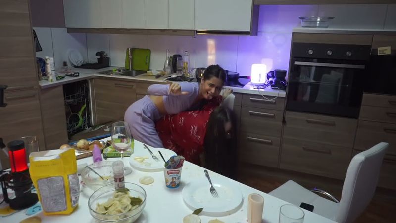 устроили борьбу на кухне