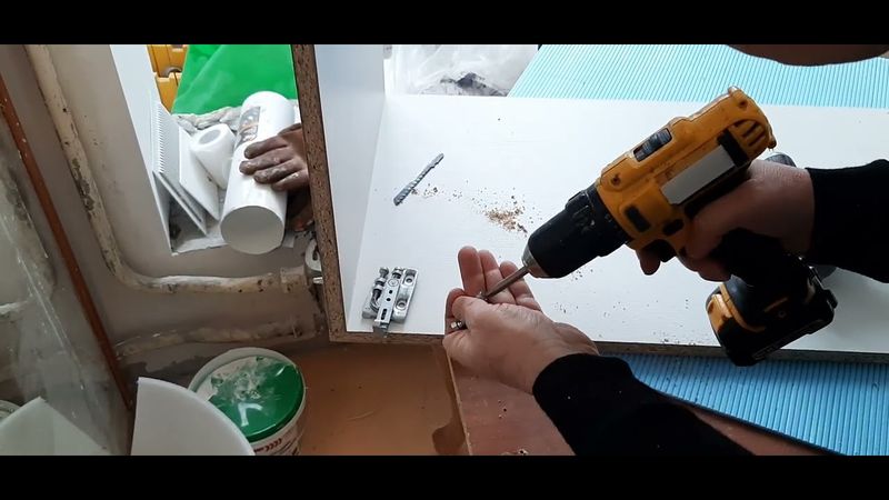 Как мне удалось закрепить подвесы для навесного кухонного шкафчика.