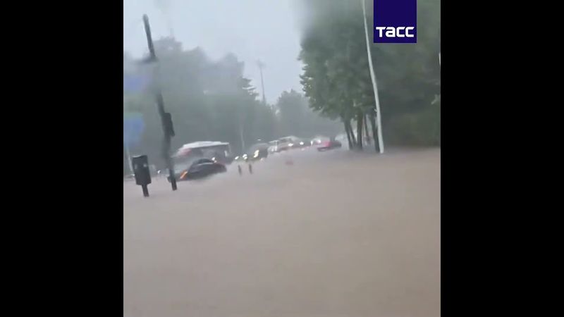 Три человека погибли в центральной части Республики Корея, на которую обрушились сильные ливни