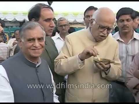 लालकृष्ण आडवाणी चाट खा रहे हैं, मोदी पीछे बैठे हैं