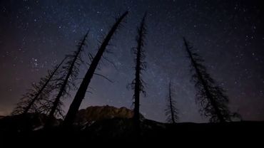 النقطة الزرقاء الباهتة.