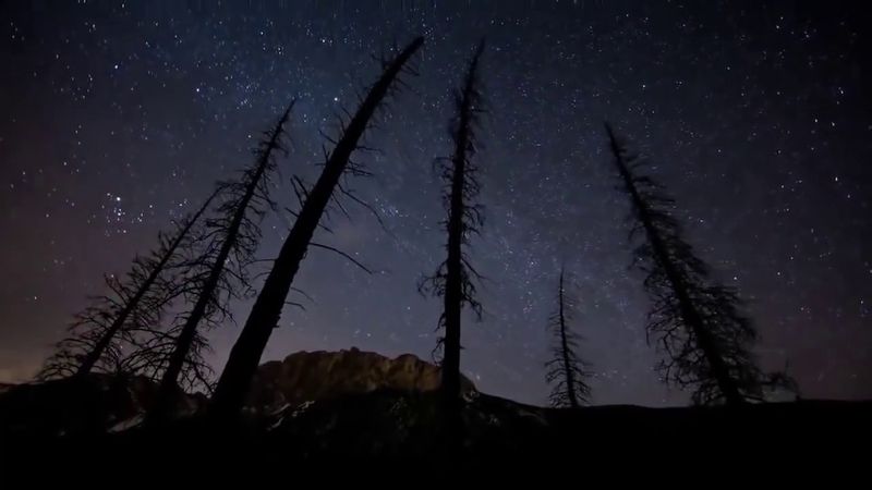 النقطة الزرقاء الباهتة.