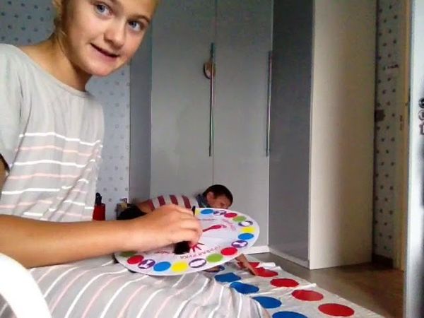 Мы играем в Твистер с подругой