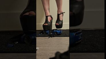 Freya crushes blue Corvette #crushexperiment #modelcarcrush #asmrcrush #highheels