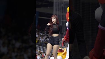 多慧看到威弟偷懶要把牠逮捕走！這時有粉絲送了一束花救了威弟 @lee_dahye #李多慧 #이다혜 #啦啦隊 #cheerleader #棒球 #baseball #台湾野球チア #台湾野球