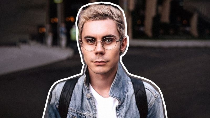 УМНЫЙ ЧЕЛОВЕК В ОЧКАХ СКАЧАТЬ ОБОИ – ОТКУДА МЕМ?