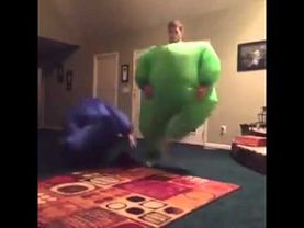 Танцюльки в надувных костюмах