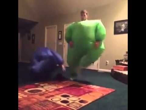 Танцюльки в надувных костюмах