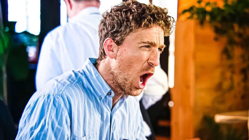 КОГДА ОФИЦИАНТ КОСЯЧИТ - VLDL на Русском