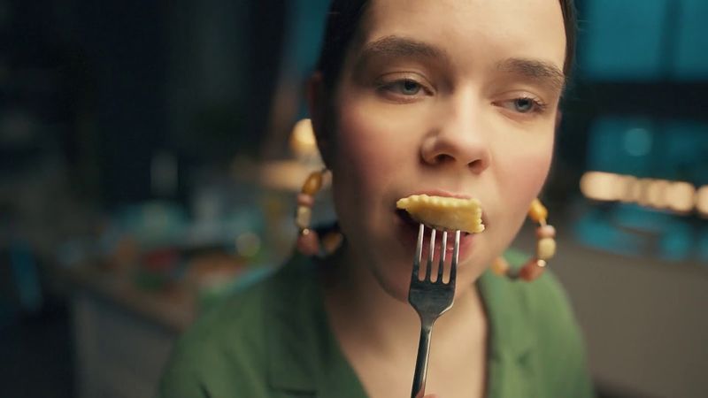 Свежее, а не замороженное мясо (реклама пельменей)