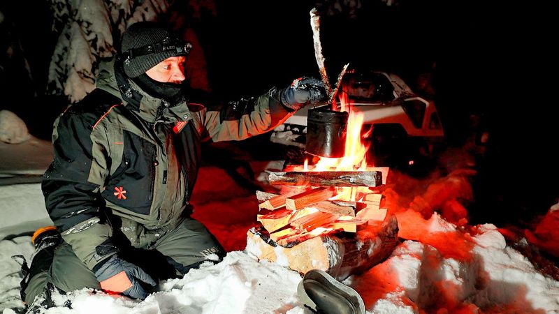 -40 КОСТЁР СПАСАЕТ! ТЕПЛО И УЮТ МАЛЕНЬКОЙ ИЗБЫ. ПОЕЗДКА СТАЛА ВЫЖИВАНИЕМ!