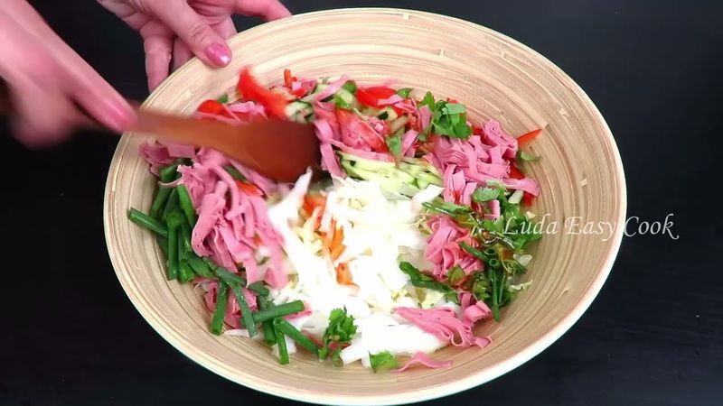 Легкий салат Хрустящая Азия с пекинской капустой и кисло-сладким соусом Люда Изи Кук обед ужин