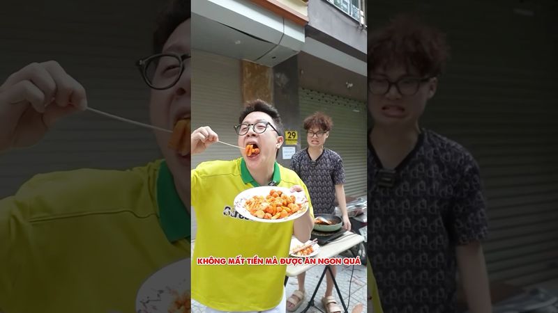 Trừng trị chủ quán Tokbokki keo kiệt
