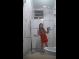 LUNA DE VESTIDO TOMANDO BANHO