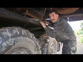 Дядя Вова чинит кран