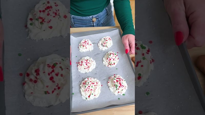 😋 Yummy frozen whipped cream hot cocoa toppers for the holidays! #hotcoco #Christmas #holidaytreats