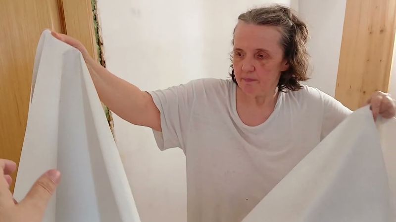 Обои падают на пол, и потом сами приклеиваются к стене. Пылесошу стену промышленным пылесосом.